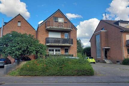 *** Charmante Dachgeschoßwohnung in ruhiger Lage - mit Balkon und Carport ***