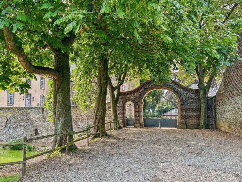 Haus zum Kaufen in Euskirchen 1.350.000 € 266.7 m² 7 zimmer