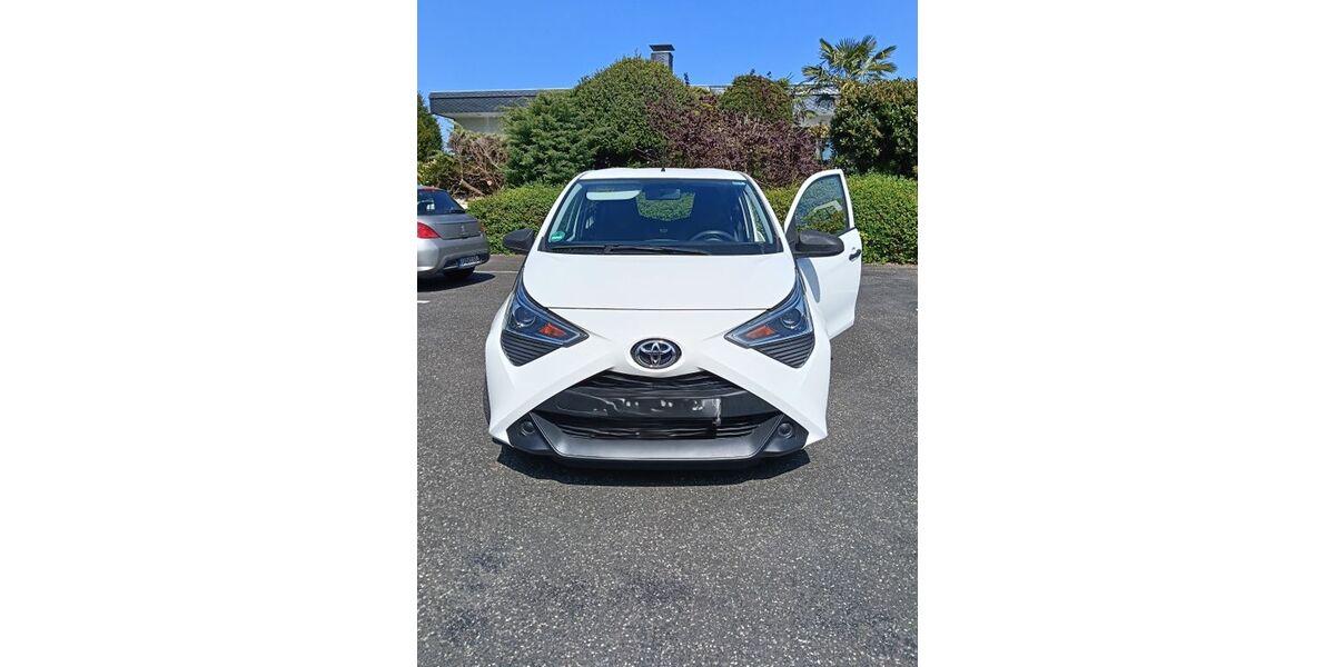 Toyota Aygo (X) 27.100 km 8.500 &euro; Leverkusen 51381
