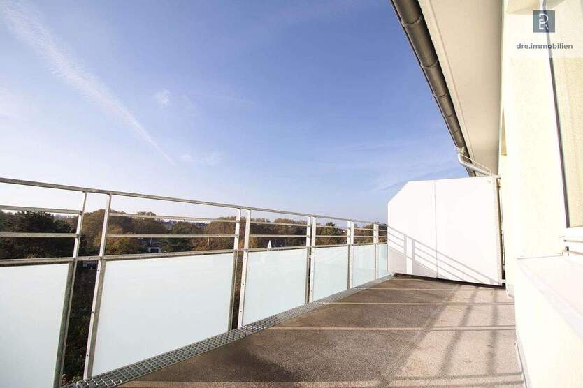 Köln-Nippes: Frisch renovierte, helle 2 Zimmer Dachgeschosswohnung mit großem Balkon 2 zimmer