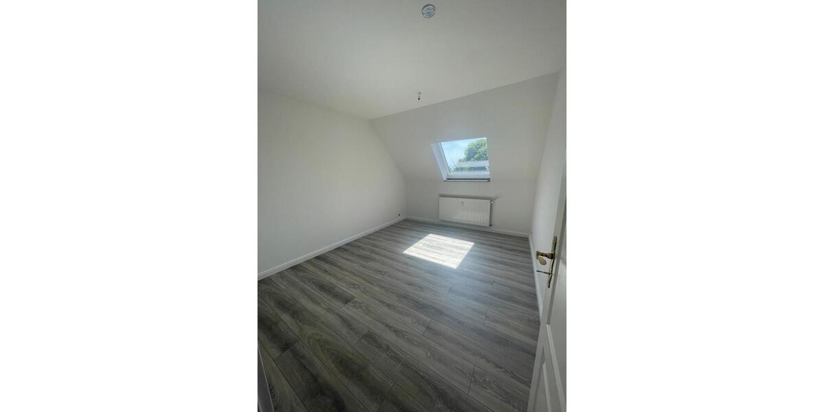 Dachgeschoßwohnung Niederkassel - 2 Zimmer, 63 m&sup2;, 239.000&euro; | Angebot:26056558