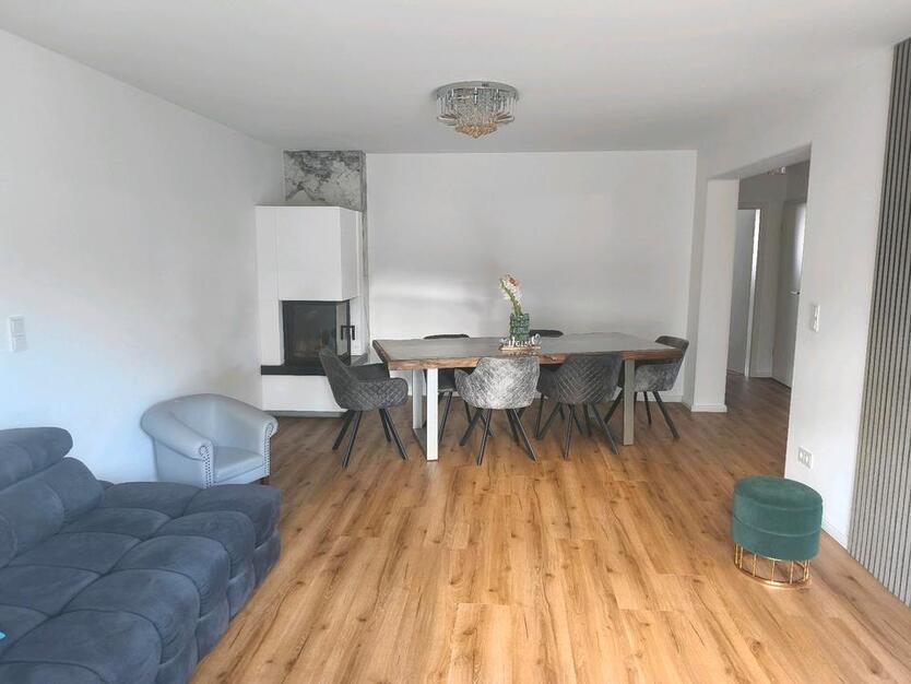 Lichtdurchflutete DG-Wohnung mit Garage, Kamin und Garten