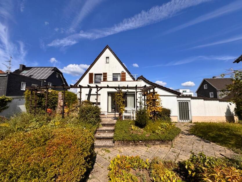 Freistehendes Einfamilienhaus mit 50er Jahre Charme & großem Grun