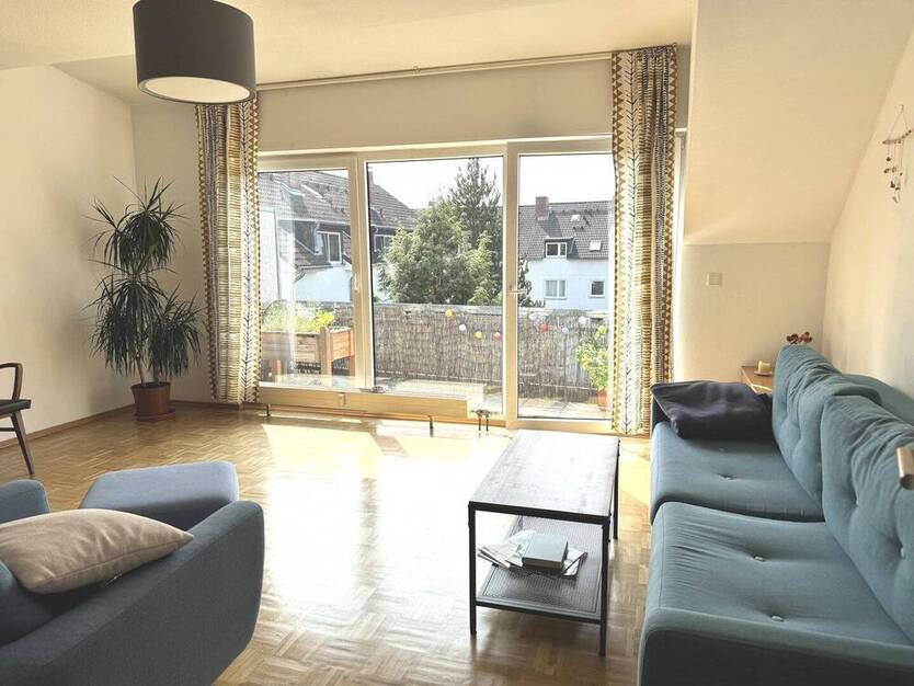 Helle 2 Zimmer Dachgeschoßwohnung mit Balkon und Tiefgaragenplatz