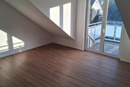 Neubau‑DG-Wohnung, 2 Zimmer, Südbalkon, KFW40, WP in Porz 2 zimmer