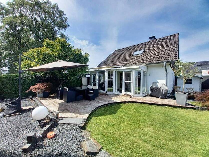 CITYHOUSE: Freistehendes Einfamilienhaus mit Traumgarten, Wintergarten, Kamin, Sauna und Garage