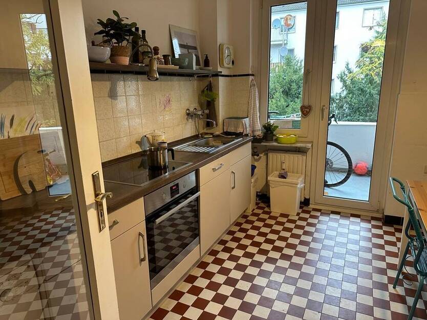 Mitten in der Stadt und trotzdem ruhig wohnen - Balkon und Einbauküche