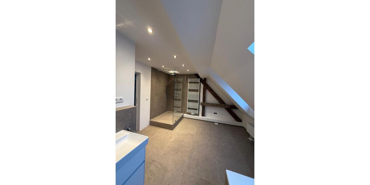 Helle Dachgeschosswohnung in Köln - Villenviertel - modernisiert 2 zimmer