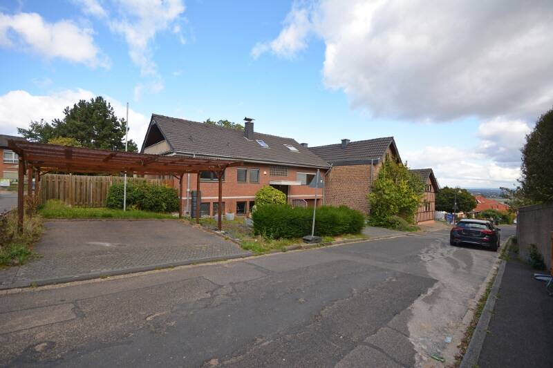Geräumiges Mehrgenerationenhaus mit Blick ins Grüne in Hemmerich