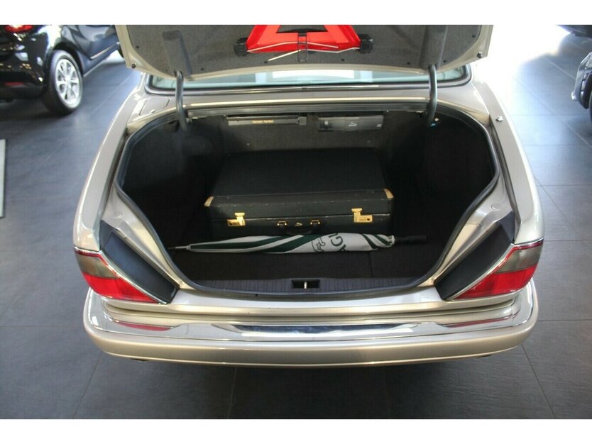 Jaguar XJ 4.0 Lang Automatik - Leder - Schiebedach - 119.865 km 19.980 € Euskirchen 53881