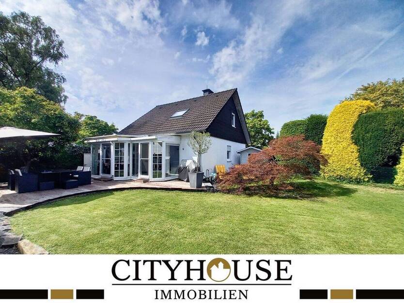 CITYHOUSE: Freistehendes Einfamilienhaus mit Traumgarten, Wintergarten, Kamin, Sauna und Garage