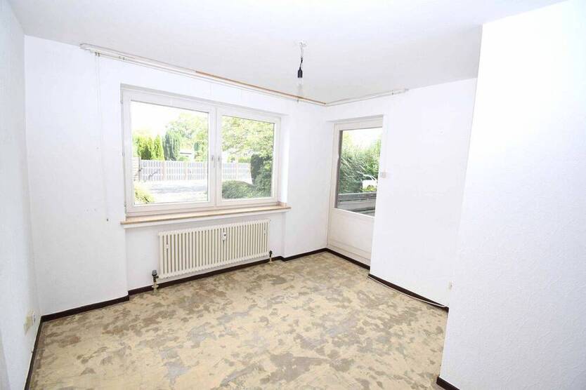 Schöne 4 Zi. Wohnung mit 2 Balkonen, zus. Hobbyraum, Garage u. Gartennutzung