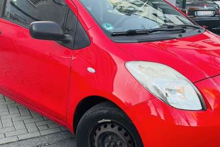 Toyota Yaris 180.000 km 1.999 € Troisdorf 53842
