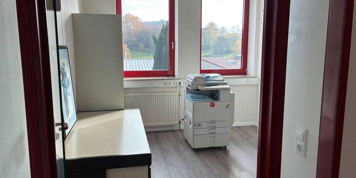 Gewerbeimmobilie Büros & ebenerdige Halle zimmer