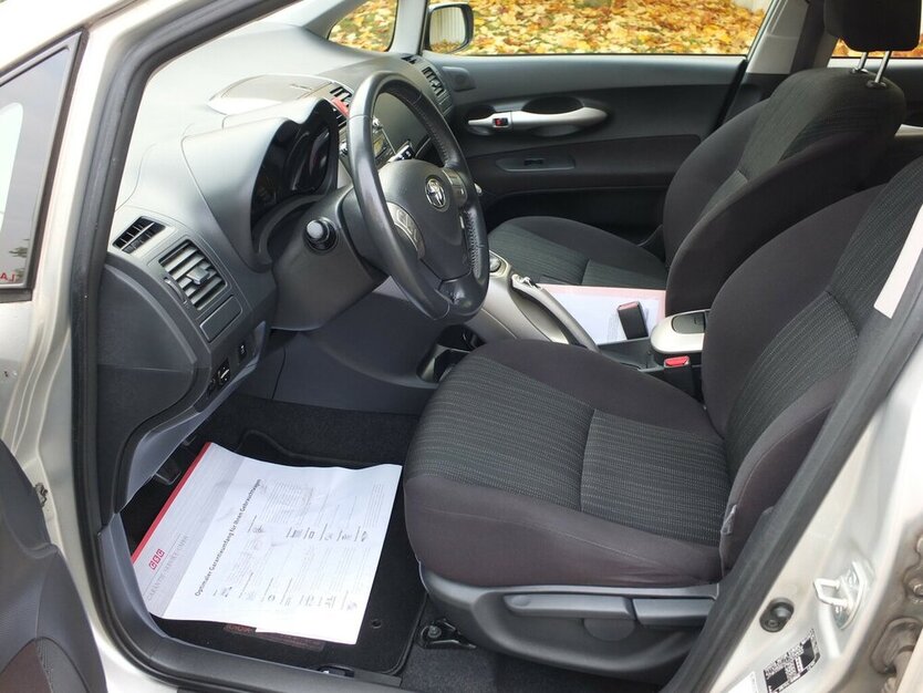 Toyota Auris 1.6i SOL ALLE INSPEKTIONEN GARAGENWAGEN 174.885 km 5.704 € Köln 50858