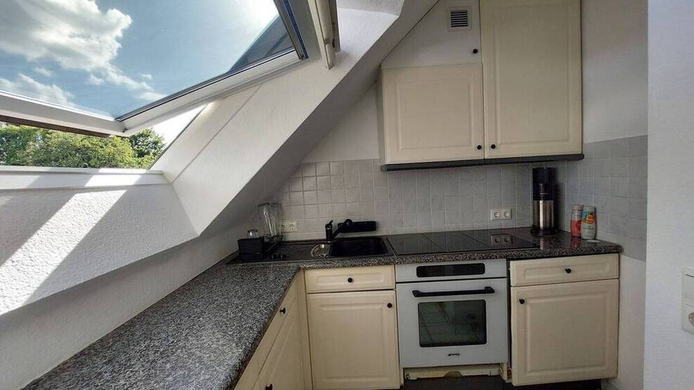 *** Charmante Dachgeschoßwohnung in ruhiger Lage - mit Balkon und Carport ***