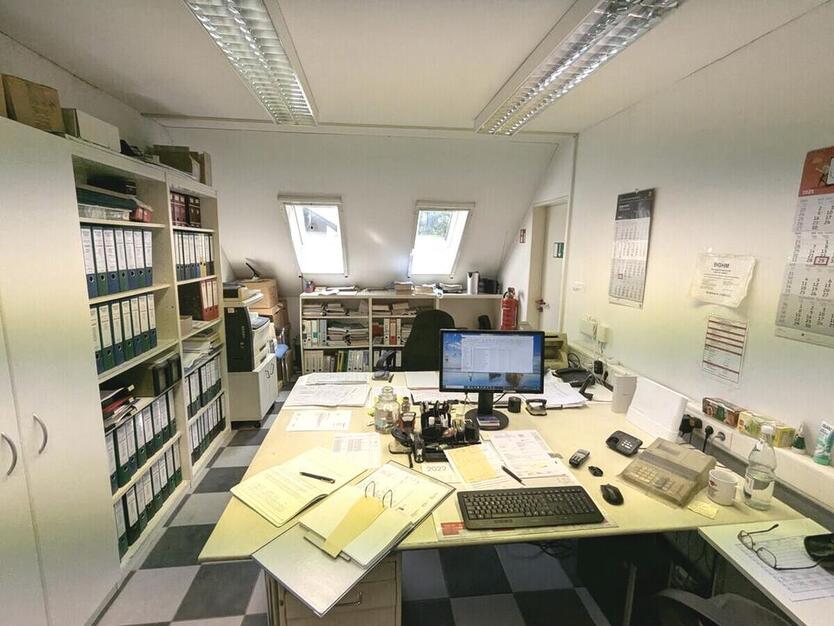 Vielseitig nutzbare Lagerhalle mit Büro in Grevenbroich zu vermieten zimmer