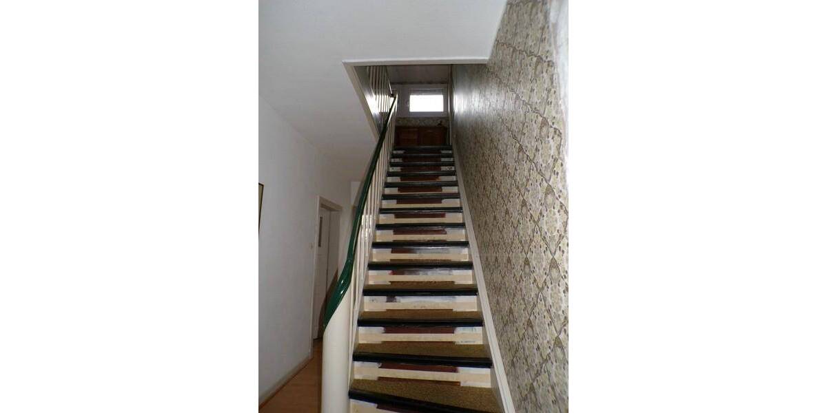 geräumiges Einfamilienhaus mit Anbau, Nebengebäude incl. Garagen, Vorhof und Innenhof 8 zimmer