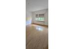 Großzügige 4-Zimmer-Wohnung mit 2 Bädern, kleinem Balkon und kleinem Gartenstück in 2-Parteien-Haus mit Garage