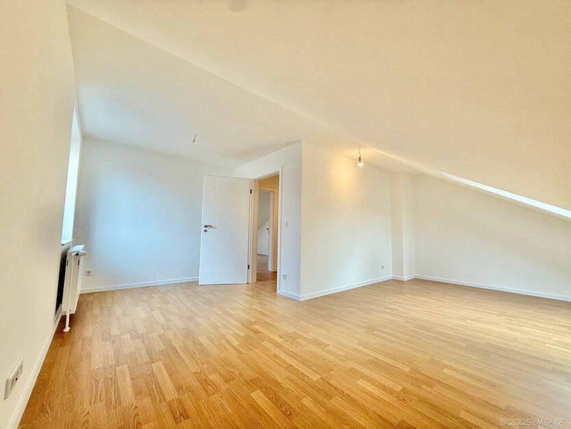 **Lichtdurchflutetes Familiendomizil in begehrter Lage von Kaiserswerth**PROVISIONSFREI**