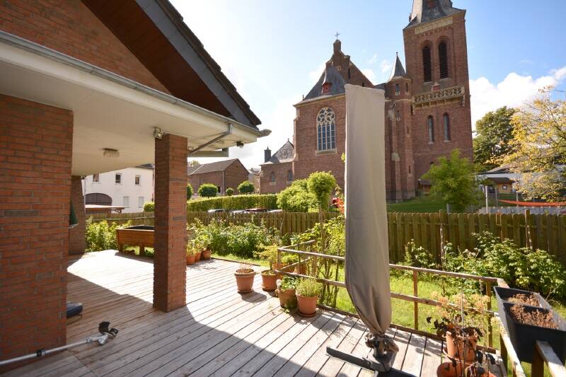Geräumiges Mehrgenerationenhaus mit Blick ins Grüne in Hemmerich