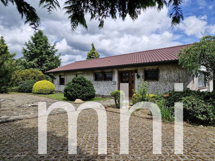 Much Hündekausen: Kleiner Bungalow mit 2 Garagen für die kleine Familie.