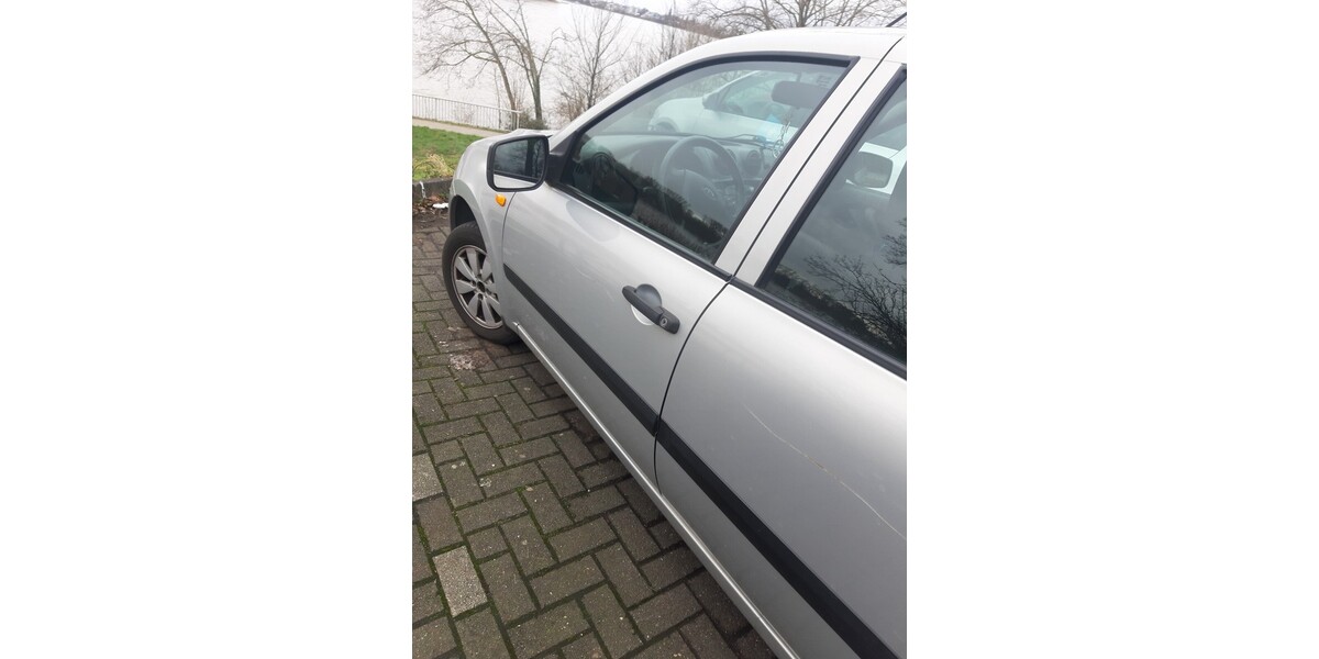 Lada Granta 140.335 km 2.200 &euro; Köln 50667