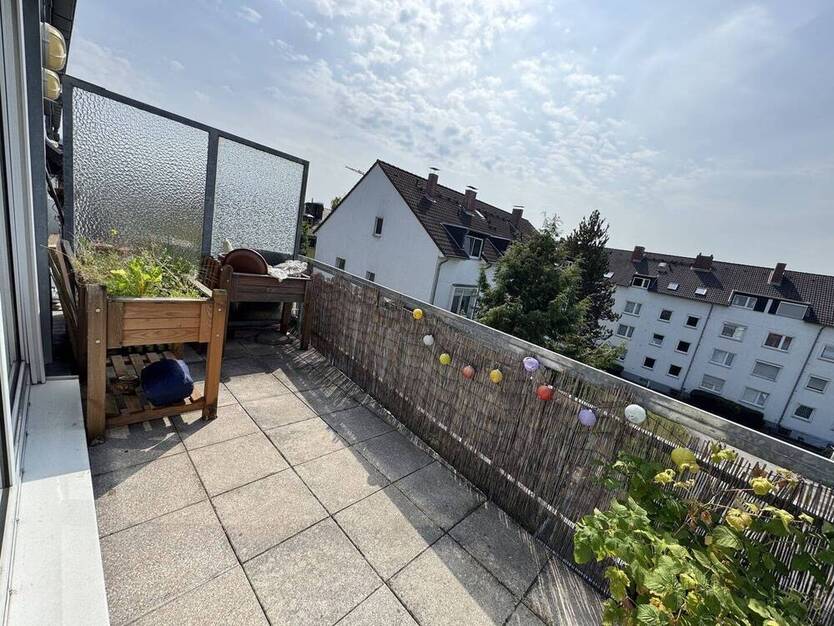 Helle 2 Zimmer Dachgeschoßwohnung mit Balkon und Tiefgaragenplatz
