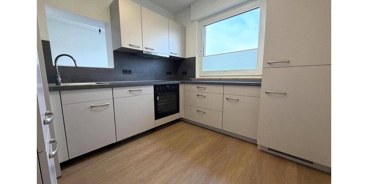 Drei Zimmer, LoggiaBalkon, Einbauküche, ruhige Lage, kernsaniert 3 zimmer