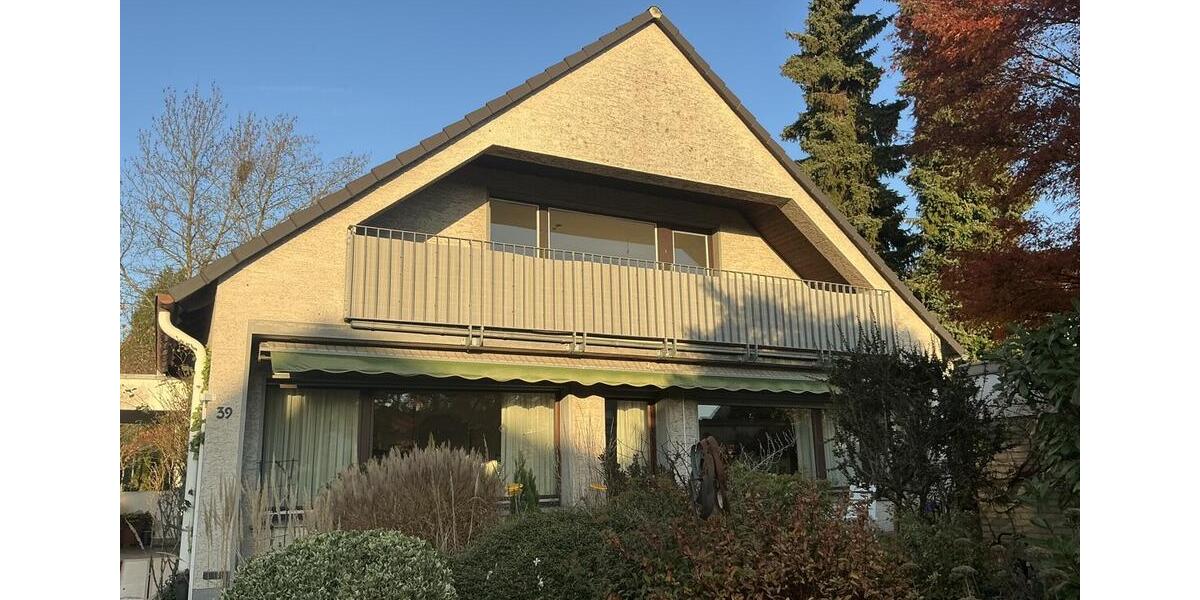Gemütliche Dachgeschosswohnung mit Balkon in ruhiger Lage von Langenfeld. In einem gepflegten 2-Parteien-Haus aus dem Baujahr 1971 befindet sich diese wunderschöne 3-Zimmer-Dachgeschosswohnung in... 3 zimmer