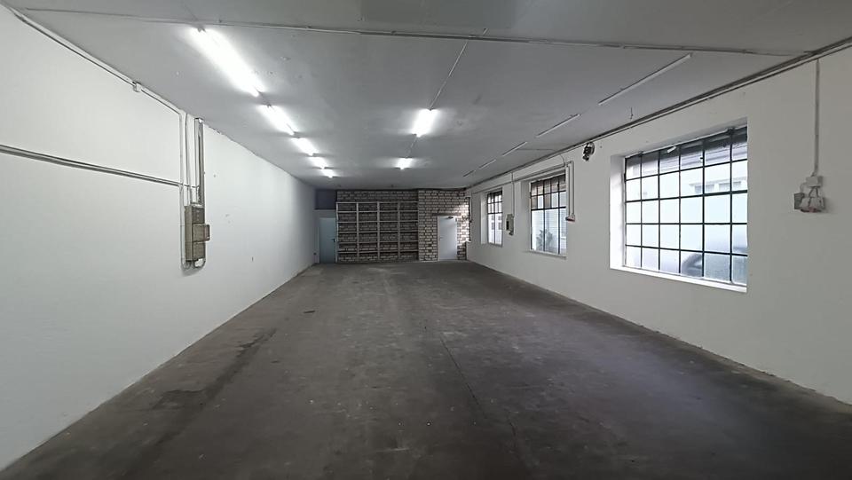 Lagerfläche mit Büroraum, WC und Rolltor – ideal für Gewerbe zimmer