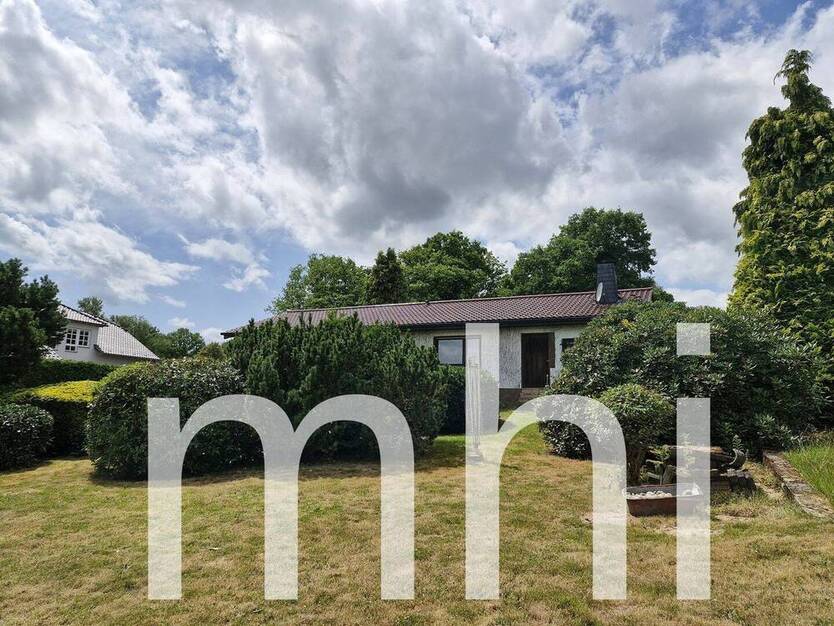 Much Hündekausen: Kleiner Bungalow mit 2 Garagen für die kleine Familie.