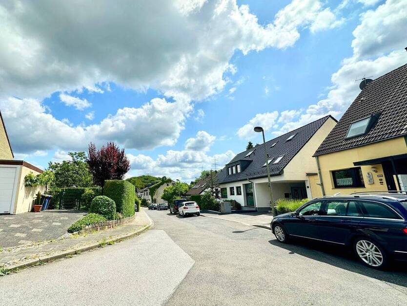 Praktisch geschnittene Doppelhaushälfte mit viel Potenzial und schönem Garten
