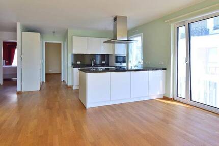Moderne 4-Zi-Komfort-Wohnung (Bj. 2014) mit Dachterrasse, Aufzug und PKW Stellplatz.