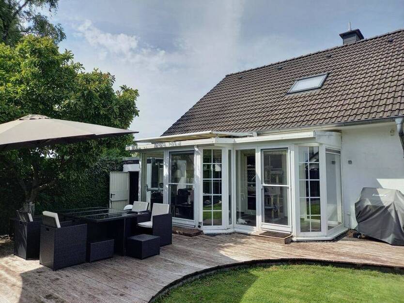 CITYHOUSE: Freistehendes Einfamilienhaus mit Traumgarten, Wintergarten, Kamin, Sauna und Garage