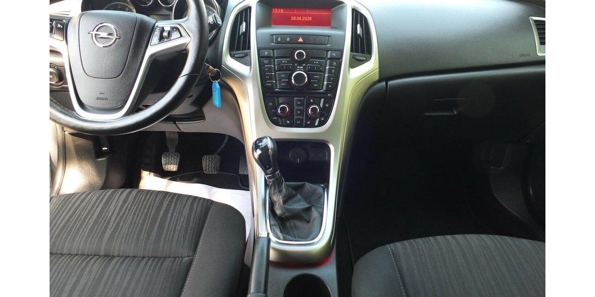 Opel Astra WM26:SPORTS TOURER EDITION PARKPILOT KLIMAAN 133.025 km 5.908 &euro; Köln 50858