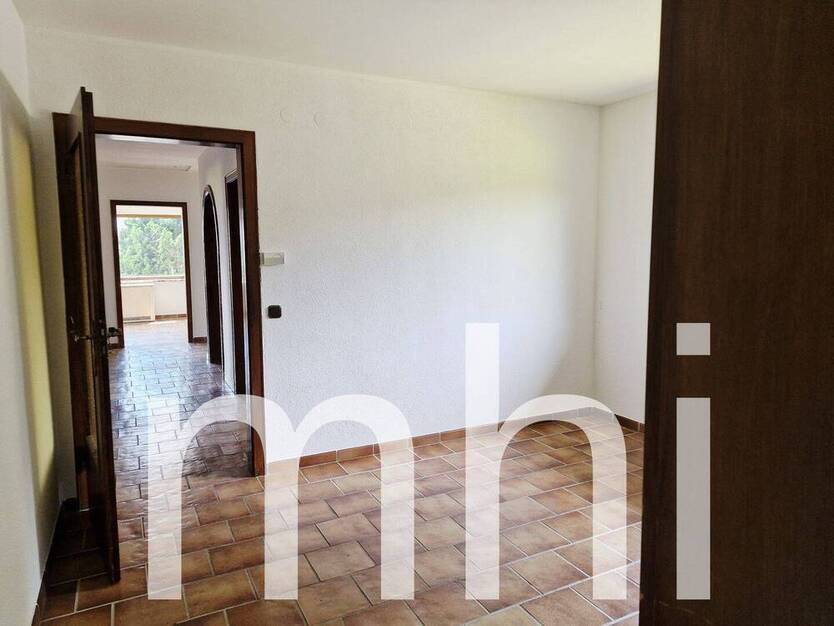 Much Hündekausen: Kleiner Bungalow mit 2 Garagen für die kleine Familie.