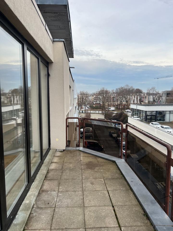 Helles Apartment im Dachgeschoss mit großem Balkon in Raderthal zimmer