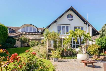 Exklusives Einfamilienhaus mit 2 Einliegerwohnungen* hochwertige Ausstattung * großzügige Raumaufteilung * Wellnessbe... 8 zimmer