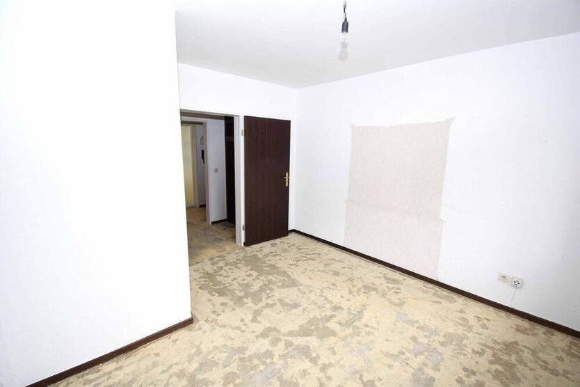 Schöne 4 Zi. Wohnung mit 2 Balkonen, zus. Hobbyraum, Garage u. Gartennutzung