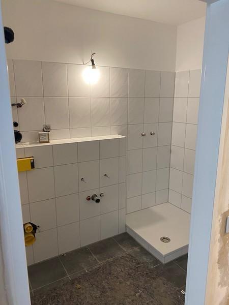 Alles neu !! 2 Zimmer-Wohnung mit viel Stellplatz, separater Küche und großem Balkon! Nur mit WBS! zimmer