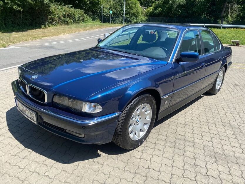 735