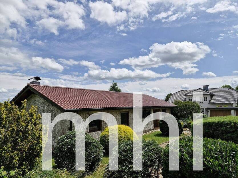 Much Hündekausen: Kleiner Bungalow mit 2 Garagen für die kleine Familie.