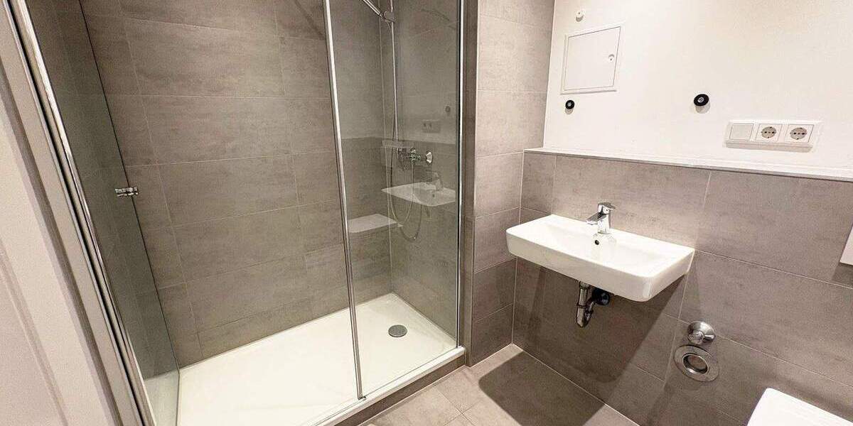 NEUES Bad* NEUER Boden* NEUES Wohngefühl* NEUE Einbauküche* 3 Zimmer + Balkon, Gäste-WC, Aufzug 3 zimmer