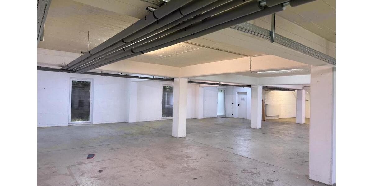 Halle mit Toiletten und Büro zimmer