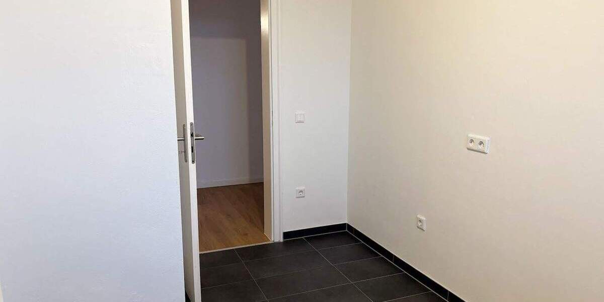 Wohngenuss & Rheinblick, frisch modernisierte 3 Zimmer mit Rundum-Panorama-Balkon, neues Bad, Aufzug 3 zimmer