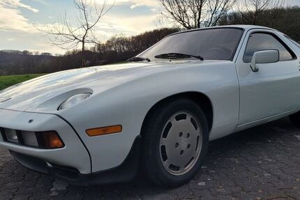 Porsche 928