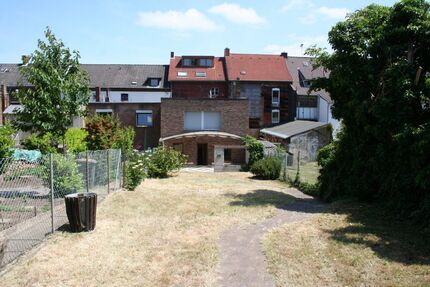 Bedburg Lipp, Erdgeschoßwohnung mit Garten und großer Garage, Ideal für Handwerker etc.