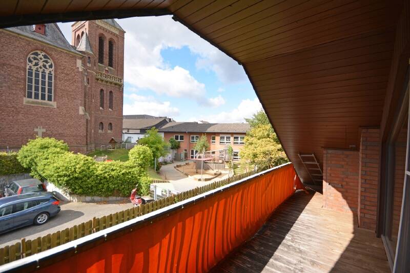 Geräumiges Mehrgenerationenhaus mit Blick ins Grüne in Hemmerich