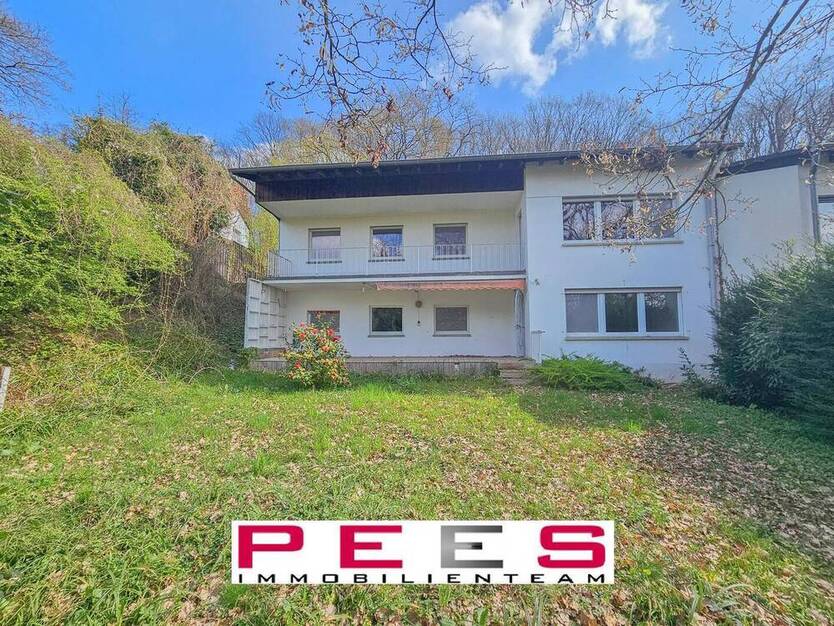 Teilrenoviertes Zweifamilienhaus in Ortsrandlage von 53127 Bonn - Ippendorf!